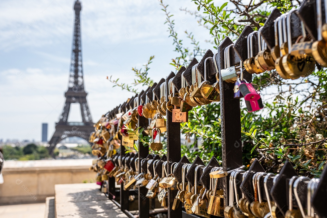 Centenas de cadeados inscritos romanticamente amorosos em Paris, França.Torre Eiffel ao fundo.