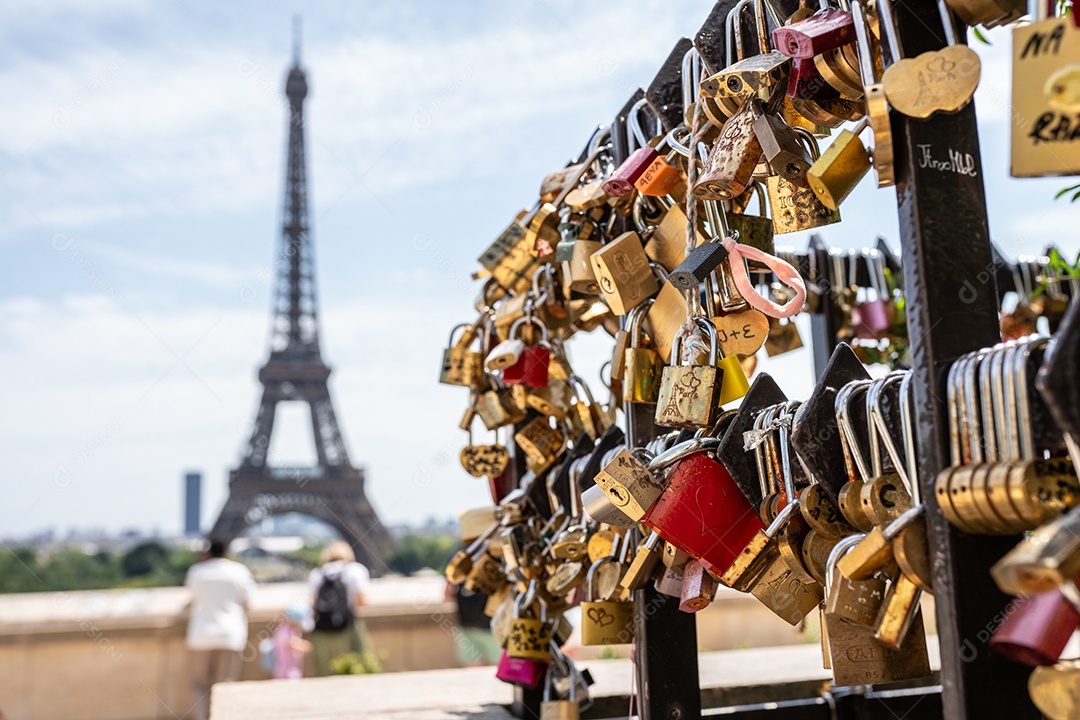 Centenas de cadeados inscritos romanticamente amorosos em Paris, França.Torre Eiffel ao fundo.