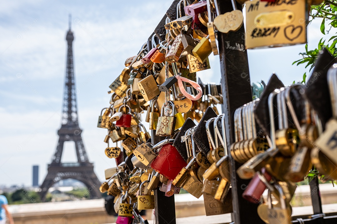 Centenas de cadeados inscritos romanticamente amorosos em Paris, França.Torre Eiffel ao fundo.