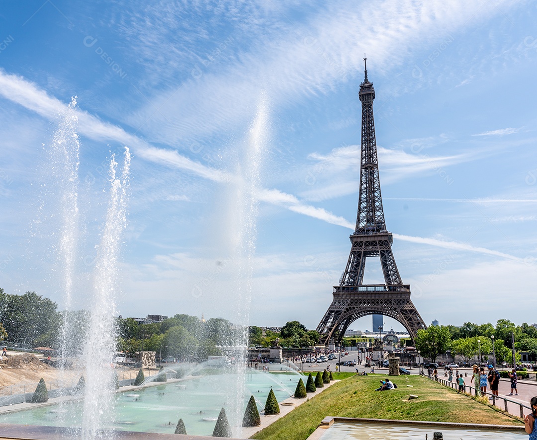 Torre Eiffel e fonte nos Jardins Trocadero em Paris, França.
