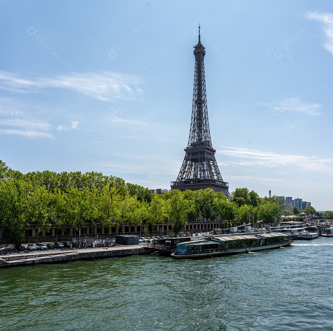 Cena urbana de rua em Paris, França, com a Torre Eiffel ao fundo.