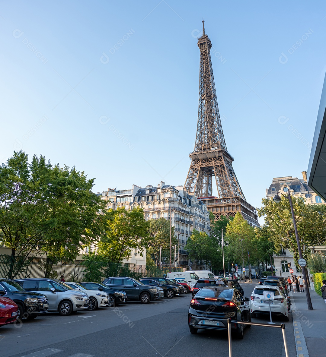 Cena urbana de rua em Paris, França, com a Torre Eiffel ao fundo.