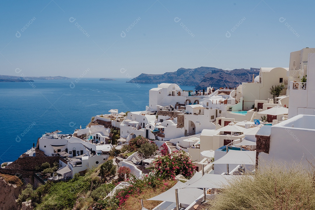 Vista aérea de uma cidade costeira em Santorini, Grécia, no verão, em um dia ensolarado.