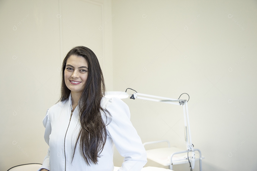 Mulher na clinica de estética