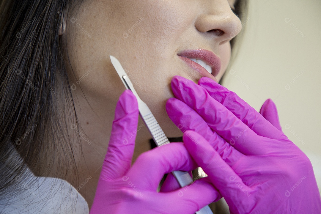 Mulher na clinica de estética