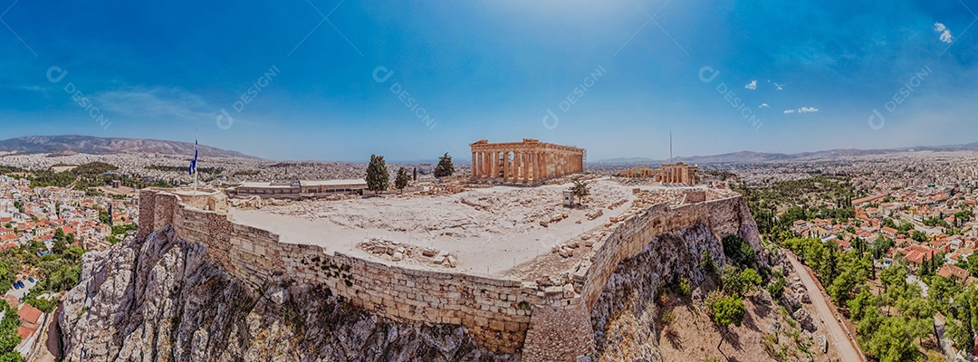 Vista aérea da Acrópole e do Partenon, em Atenas, Grécia.