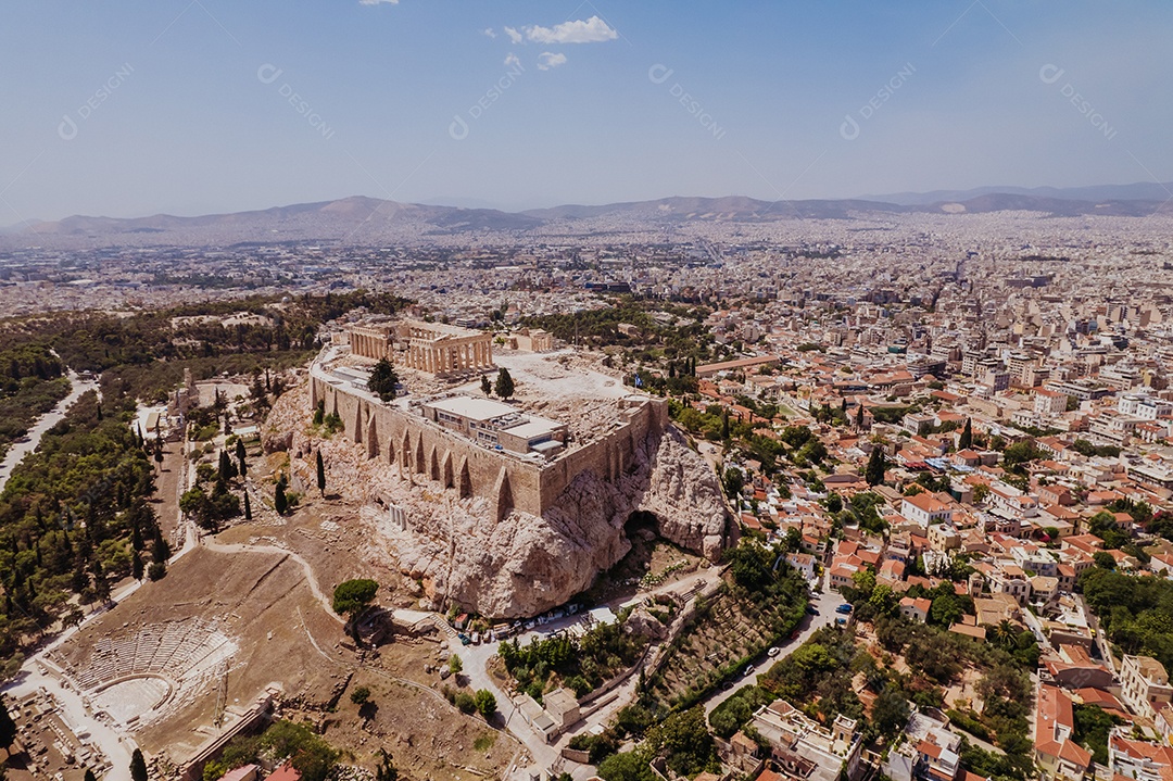 Vista aérea da Acrópole e do Partenon, em Atenas, Grécia.