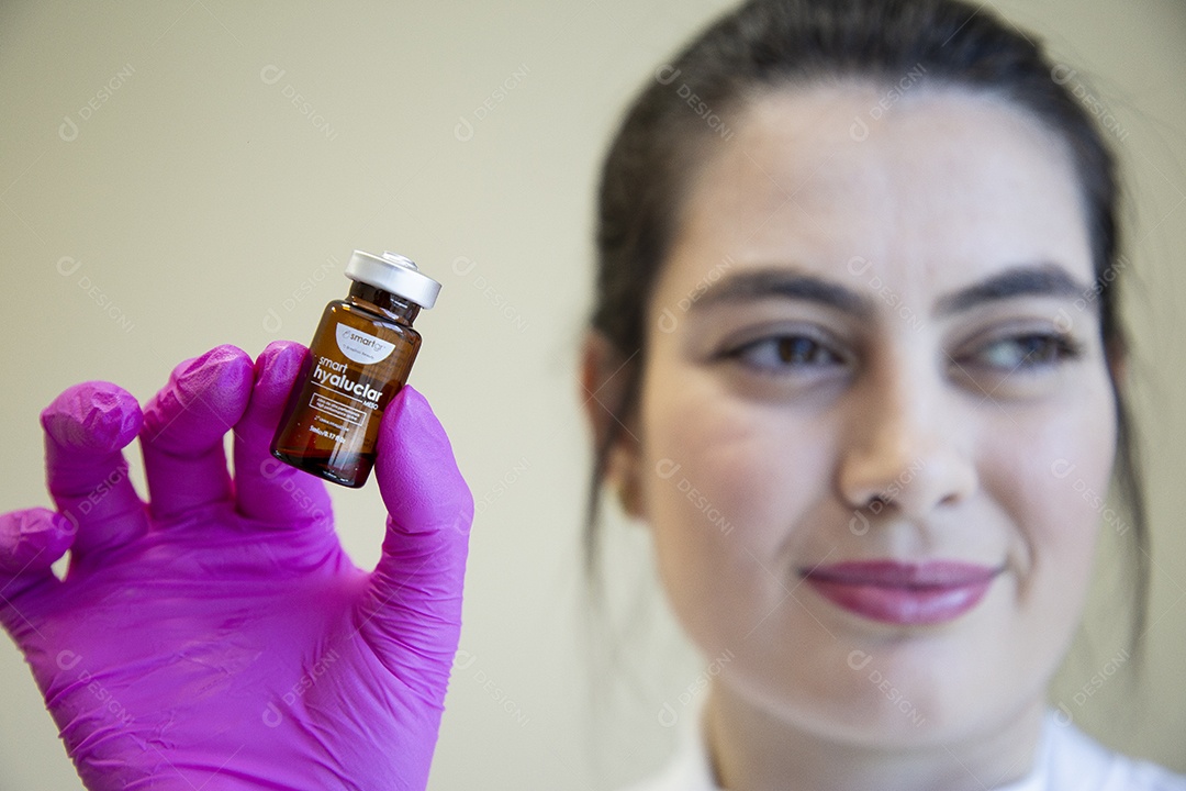 Mulher esteticista na clínica