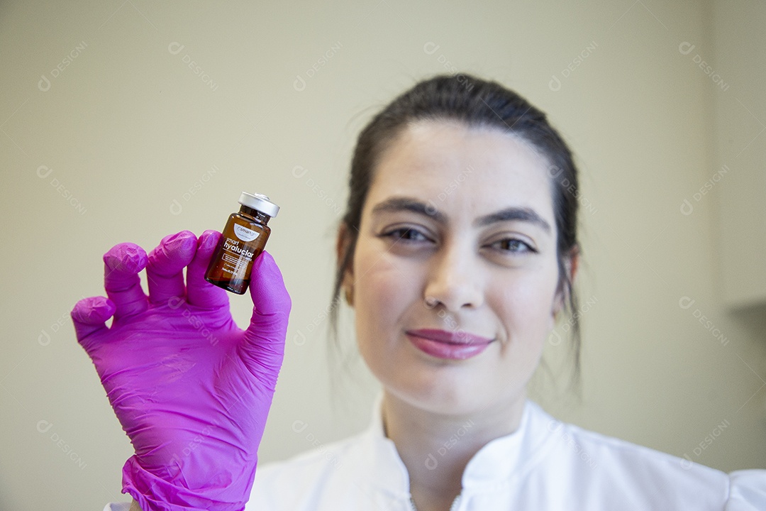 Mulher esteticista na clínica