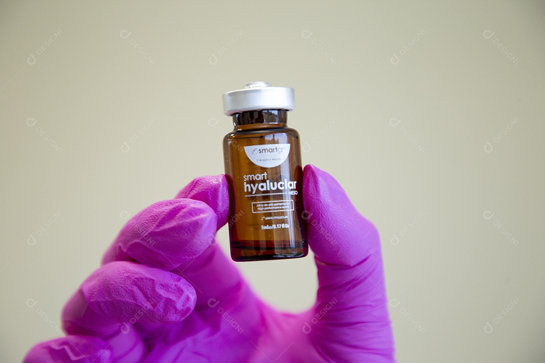 Mulher esteticista na clínica