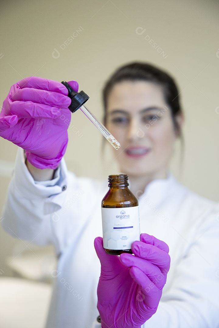 Mulher esteticista na clínica