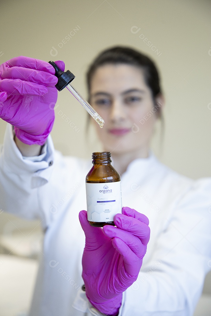 Mulher esteticista na clínica