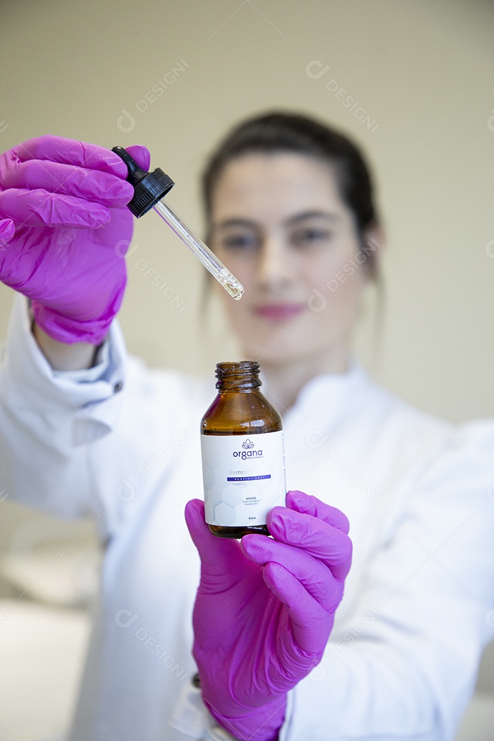 Mulher esteticista na clínica