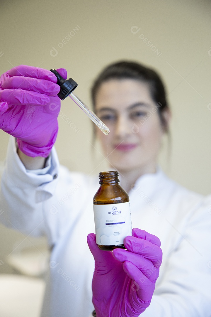 Mulher esteticista na clínica