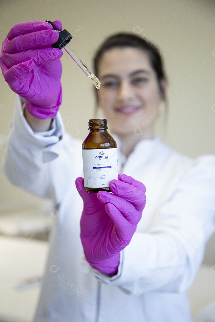 Mulher esteticista na clínica