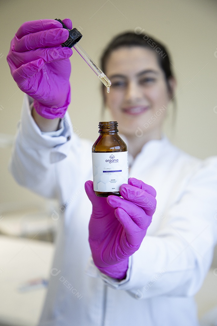 Mulher esteticista na clínica