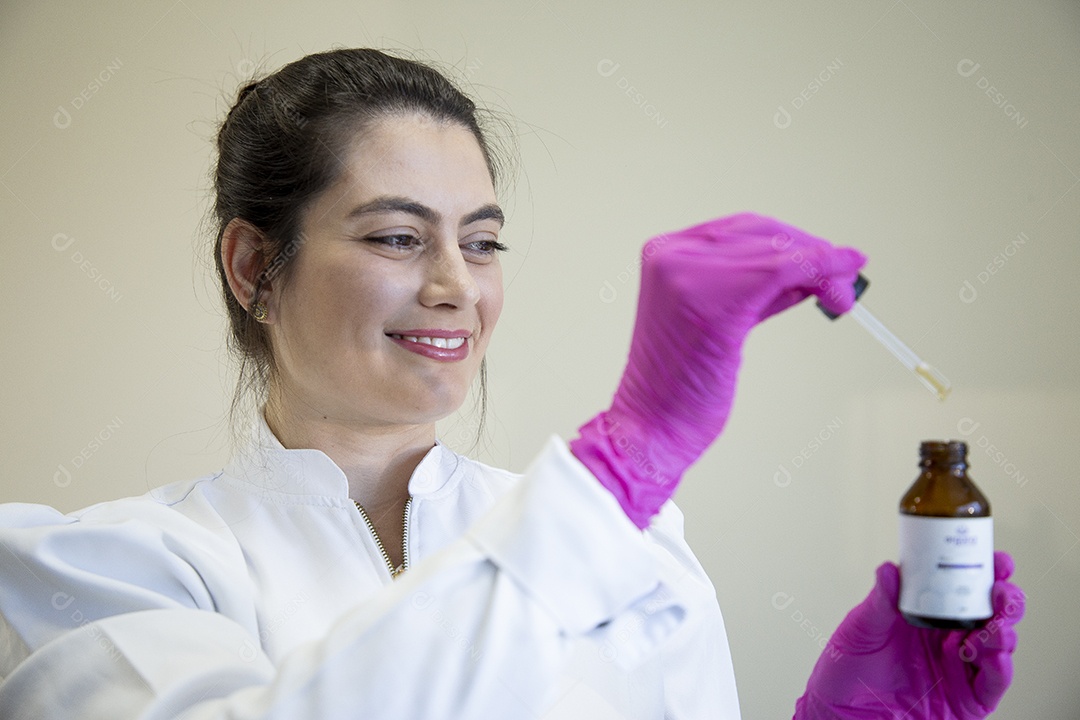 Mulher esteticista na clínica