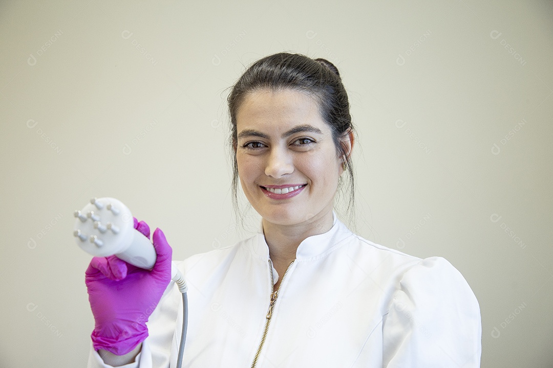 Mulher esteticista na clínica