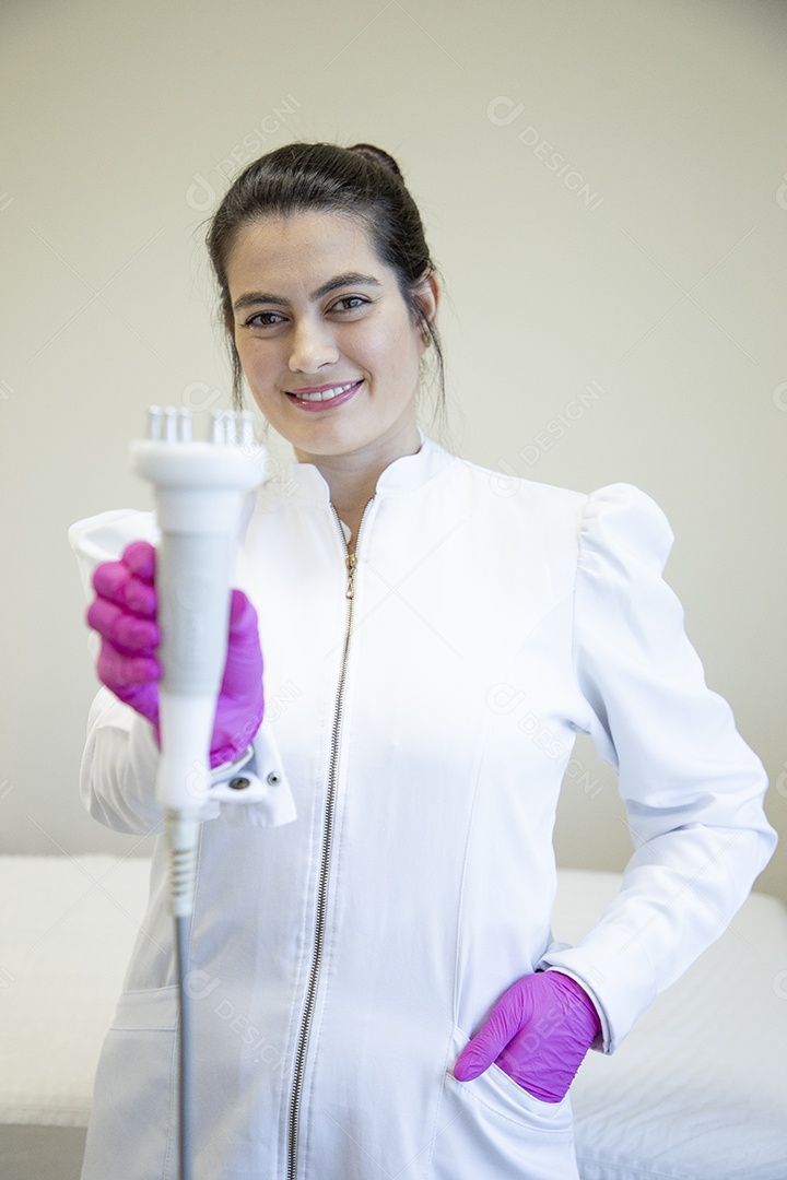 Mulher esteticista na clínica