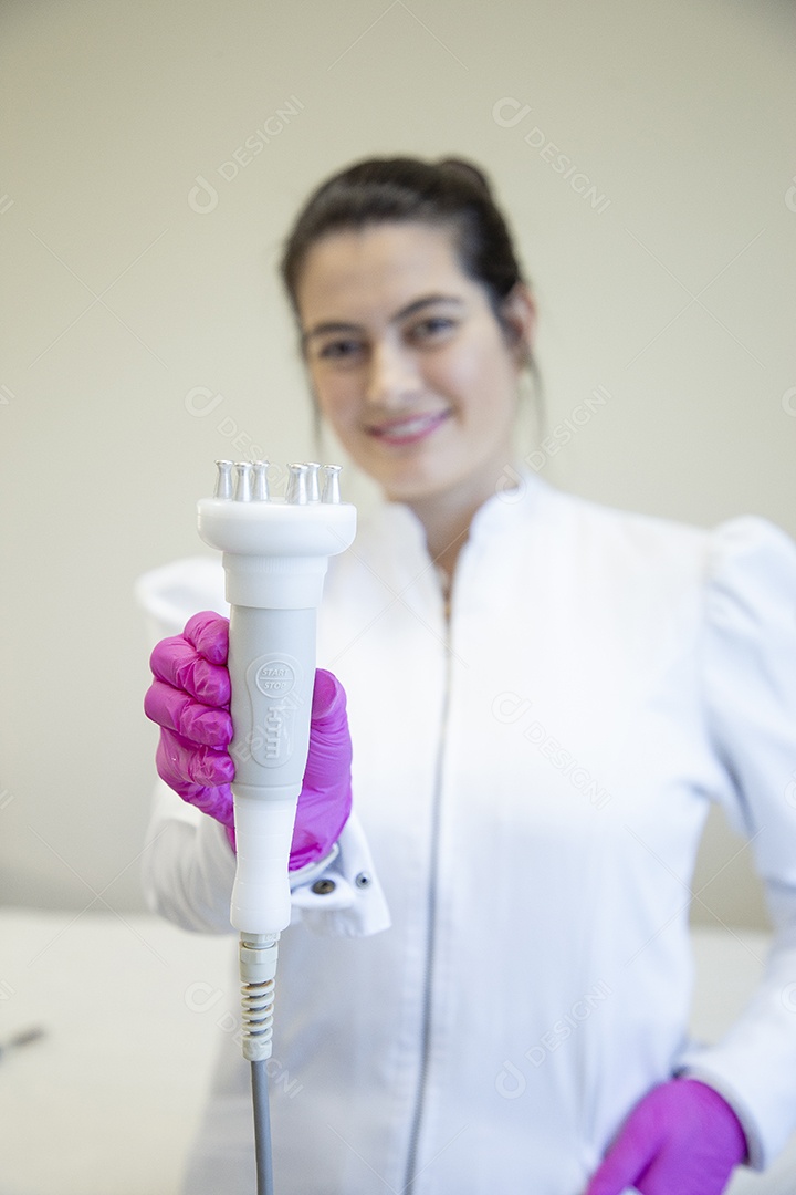 Mulher esteticista na clínica