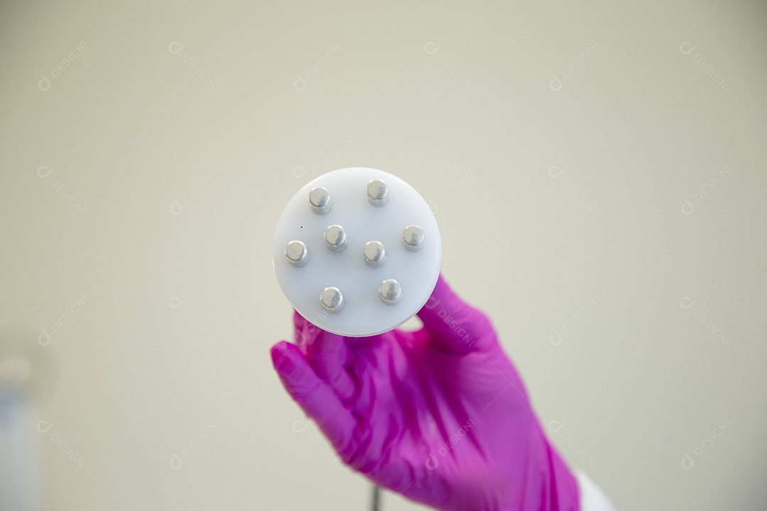 Mulher segurando aparelho estético