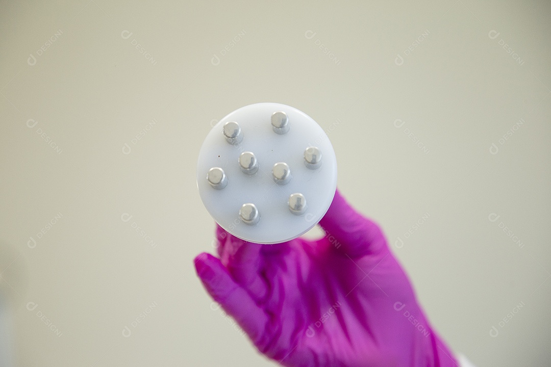 Mulher segurando aparelho estético