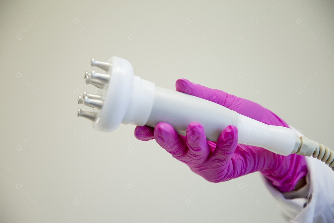 Mulher segurando aparelho estético