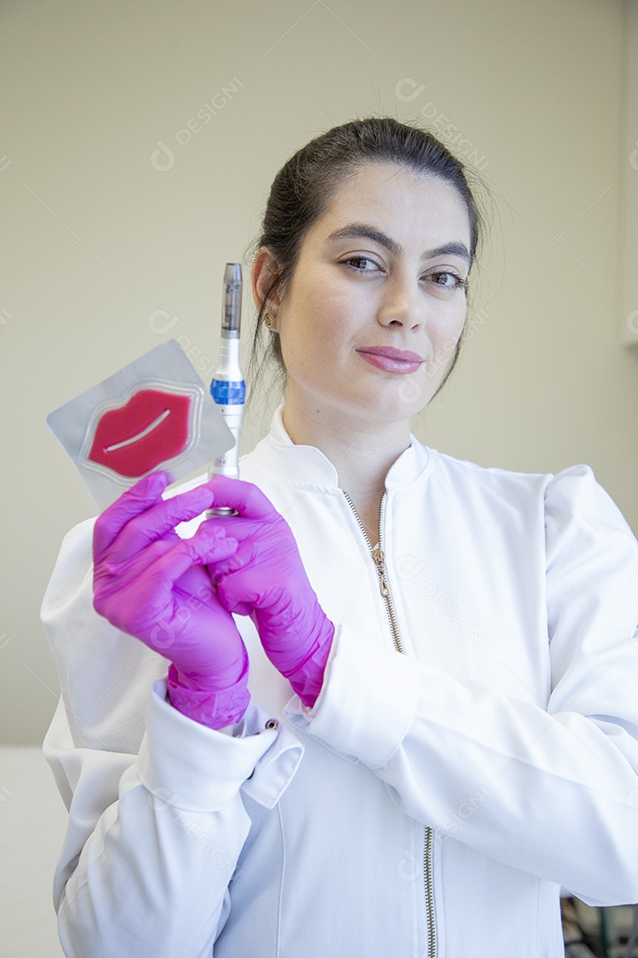 Mulher segurando aparelho estético