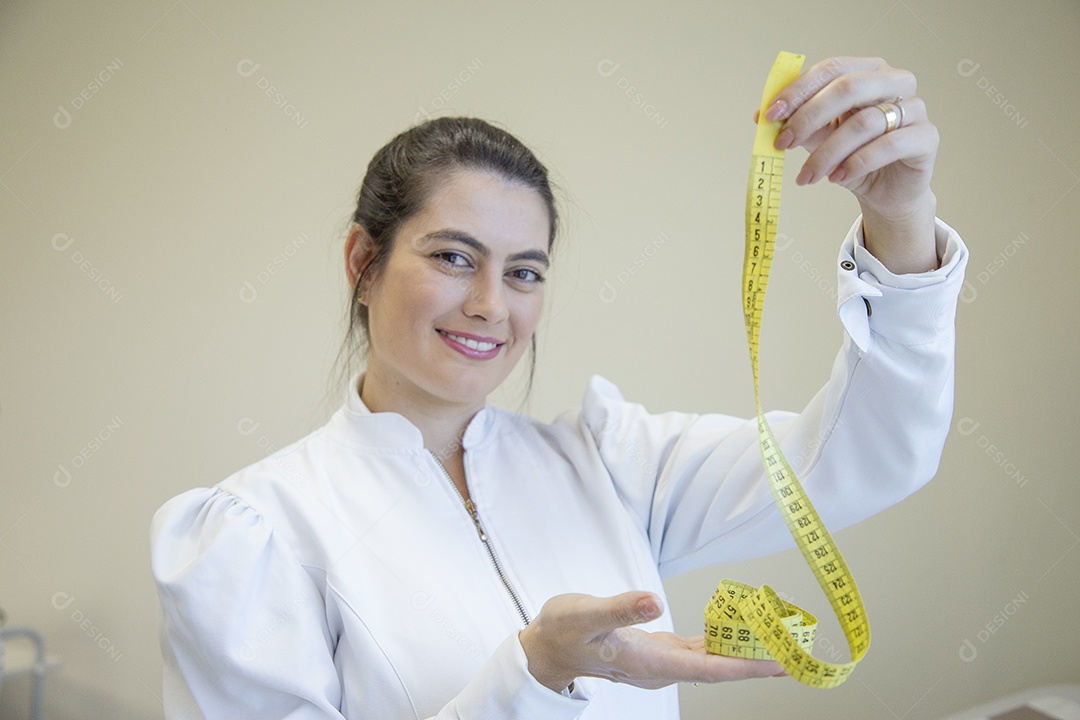 Mulher esteticista na clínica