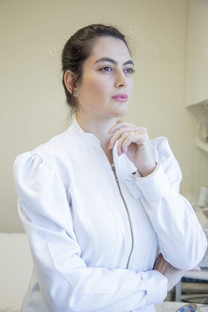 Mulher esteticista na clínica