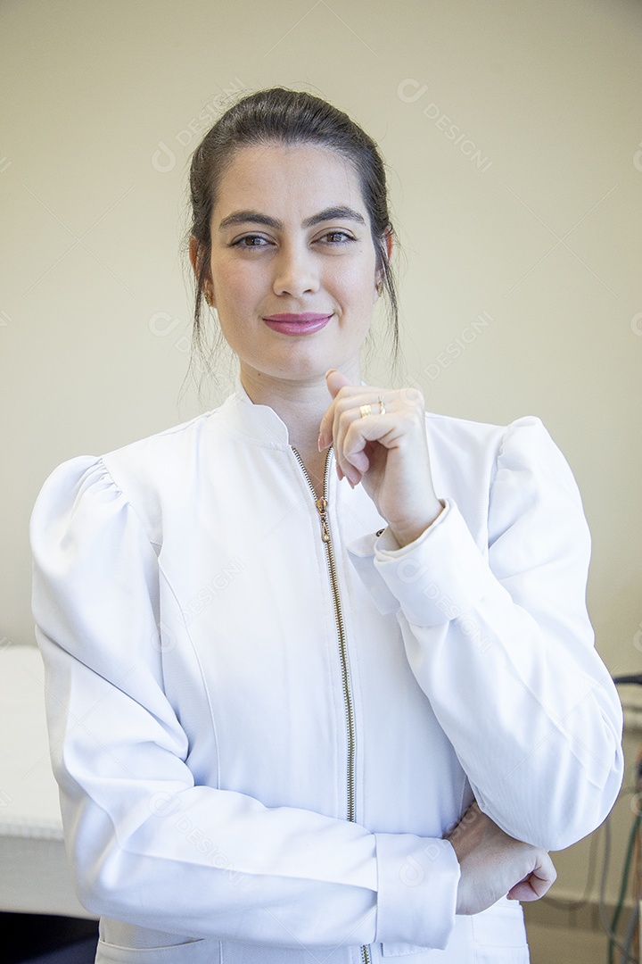 Mulher esteticista na clínica