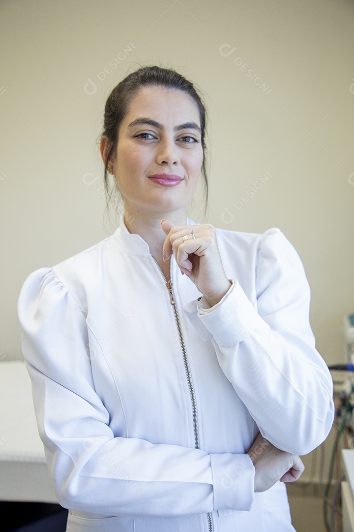 Mulher esteticista na clínica