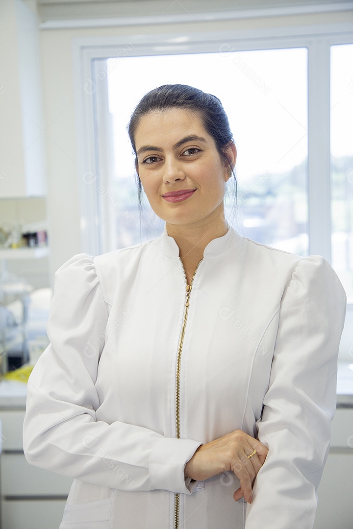 Mulher esteticista na clínica