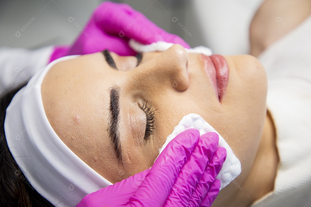 Jovem recebendo procedimentos estéticos em clínica