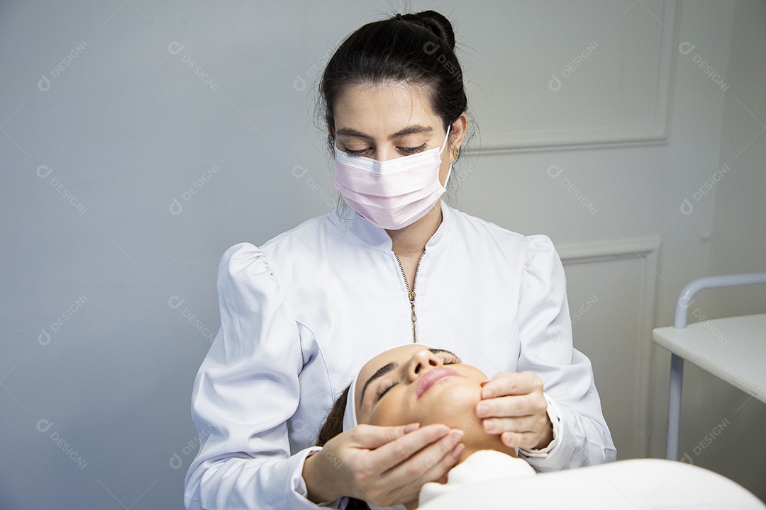 Jovem recebendo procedimentos estéticos em clínica