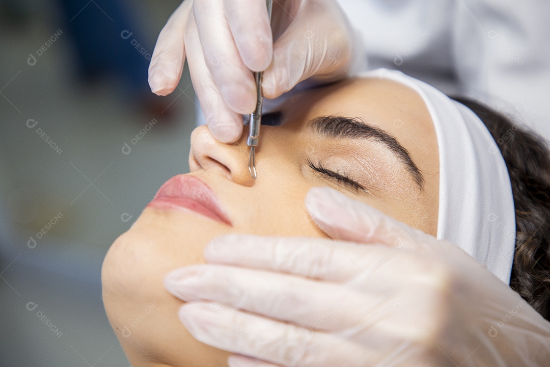 Jovem recebendo procedimentos estéticos em clínica