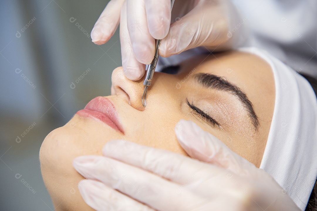 Jovem recebendo procedimentos estéticos em clínica