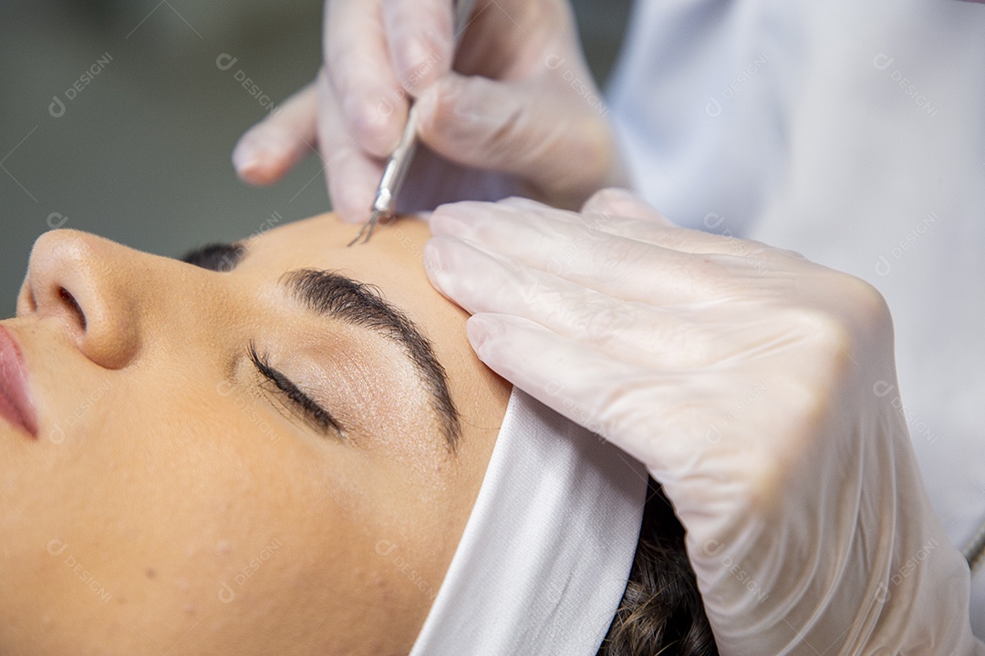 Jovem recebendo procedimentos estéticos em clínica