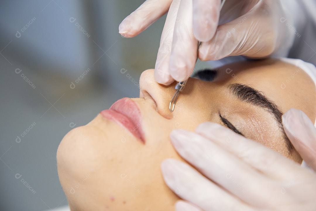 Jovem recebendo procedimentos estéticos em clínica