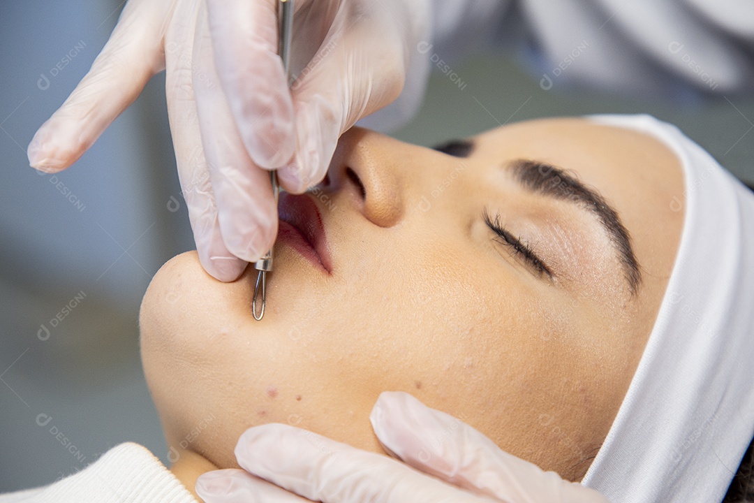 Jovem recebendo procedimentos estéticos em clínica