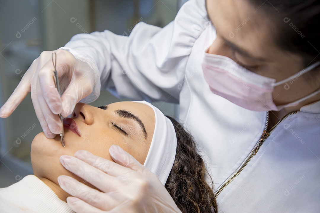 Jovem recebendo procedimentos estéticos em clínica