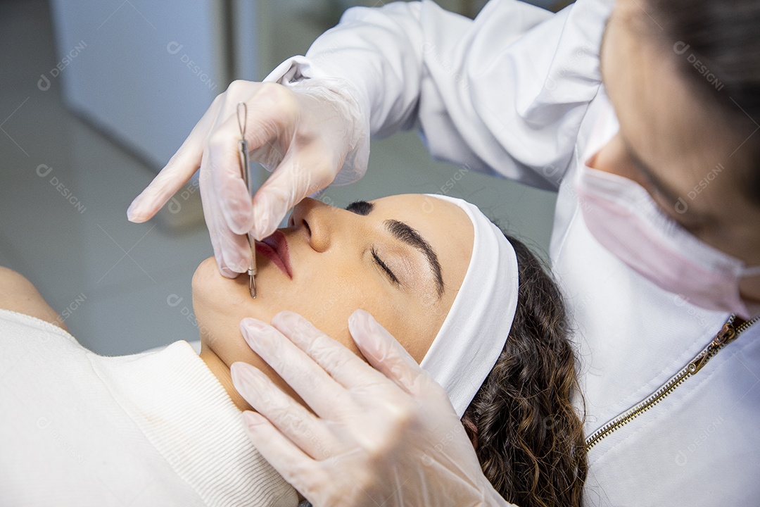 Jovem recebendo procedimentos estéticos em clínica