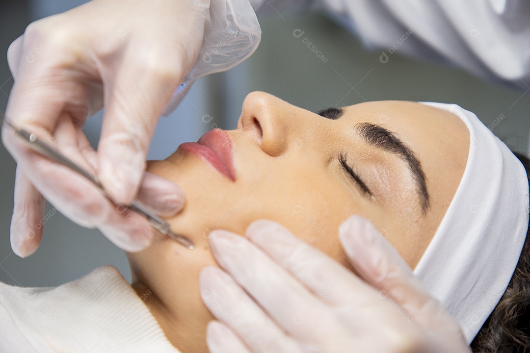 Jovem recebendo procedimentos estéticos em clínica