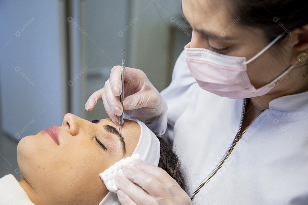 Jovem recebendo procedimentos estéticos em clínica