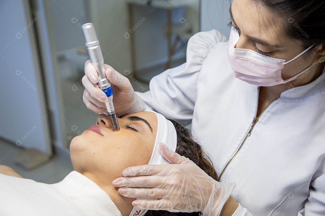 Jovem recebendo procedimentos estéticos em clínica