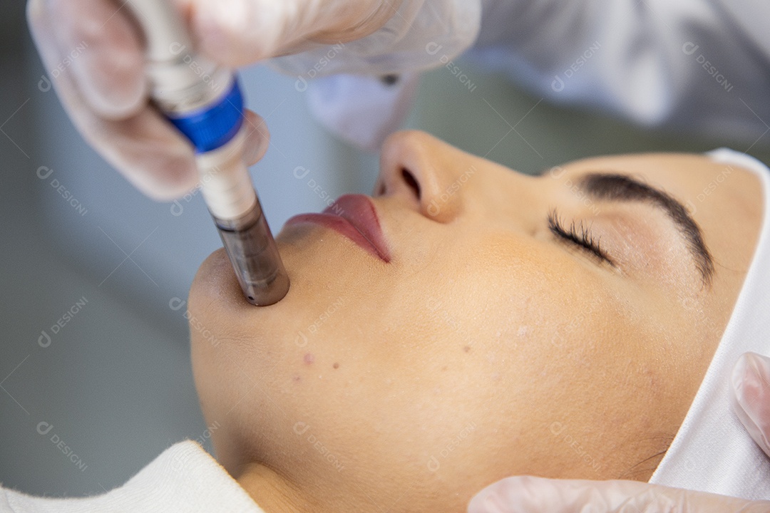 Jovem recebendo procedimentos estéticos em clínica