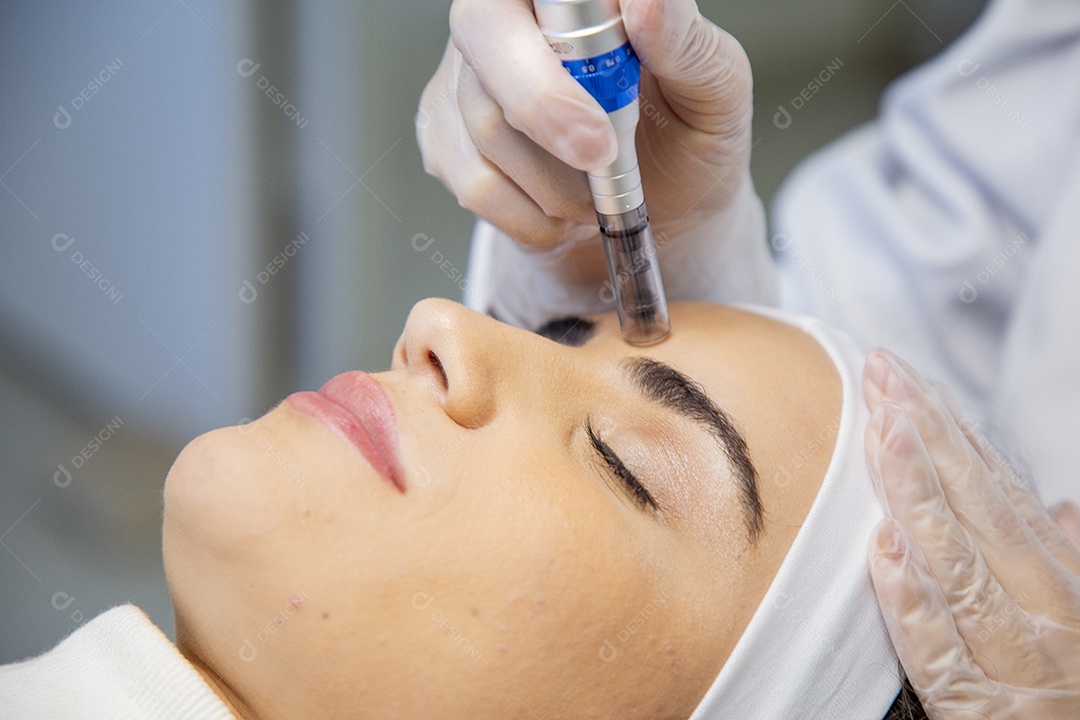 Jovem recebendo procedimentos estéticos em clínica