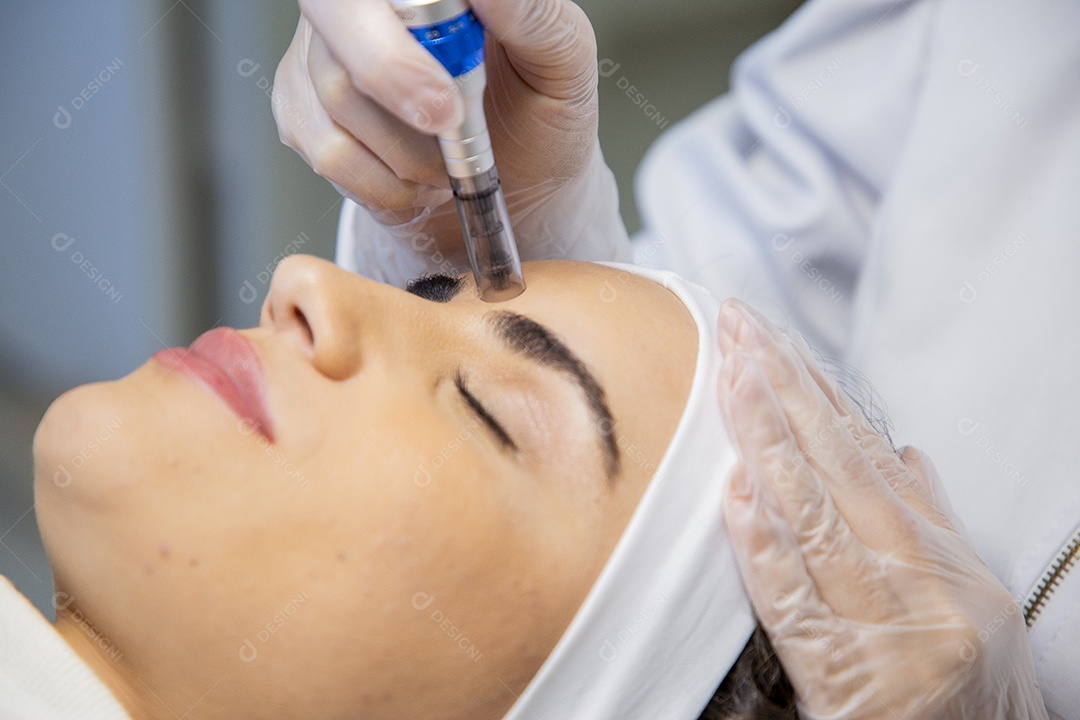 Jovem recebendo procedimentos estéticos em clínica