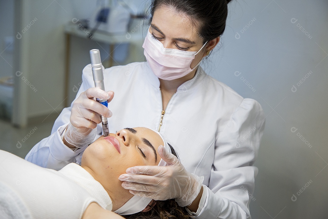 Jovem recebendo procedimentos estéticos em clínica