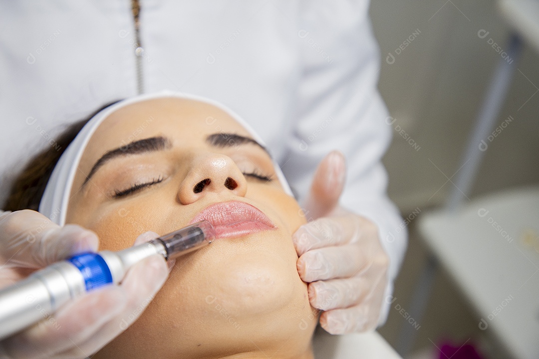 Jovem recebendo procedimentos estéticos em clínica